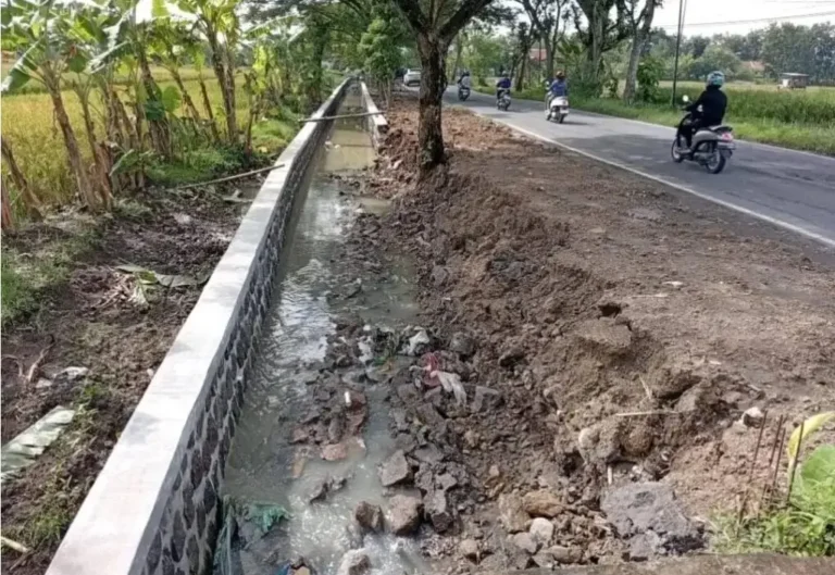 Belum Ada Satu Semester, Talut Irigasi di Gondang Sragen,Sudah Ambrol, Siapa yang Bertanggung Jawab ?